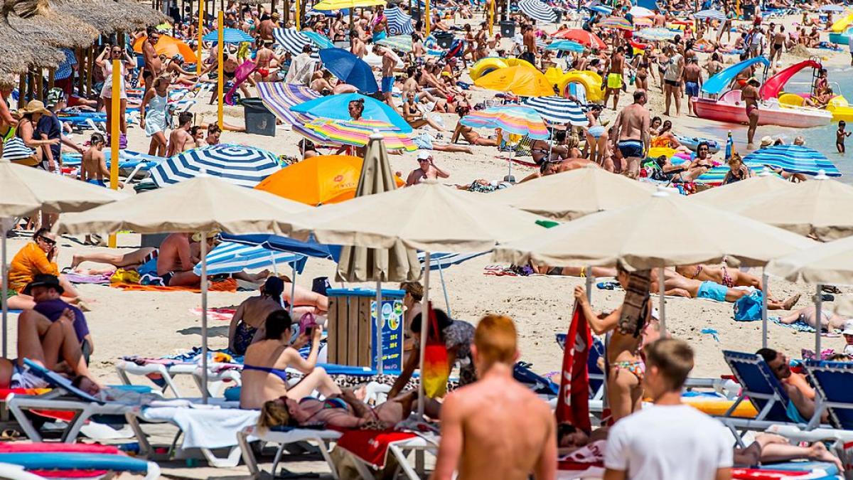 turisti pe plaja