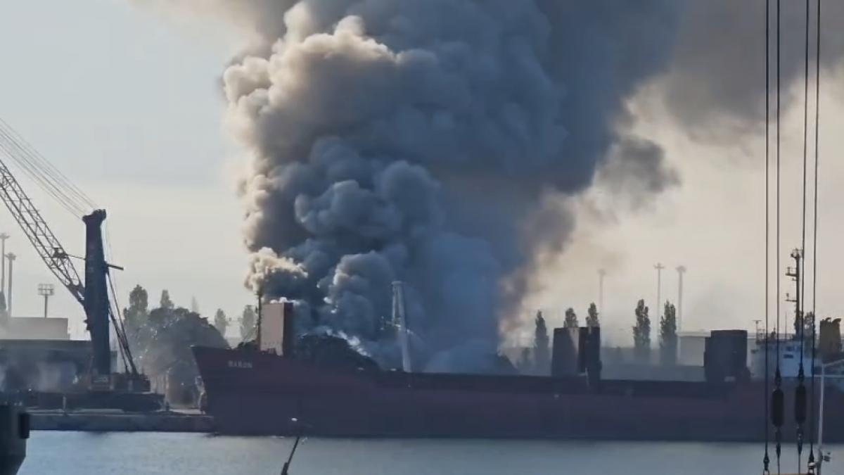incendiu puternic in portul agigea ard deseuri si fier vechi a fost emis mesaj ro alert fumul negru si dens se vede de pe plaja