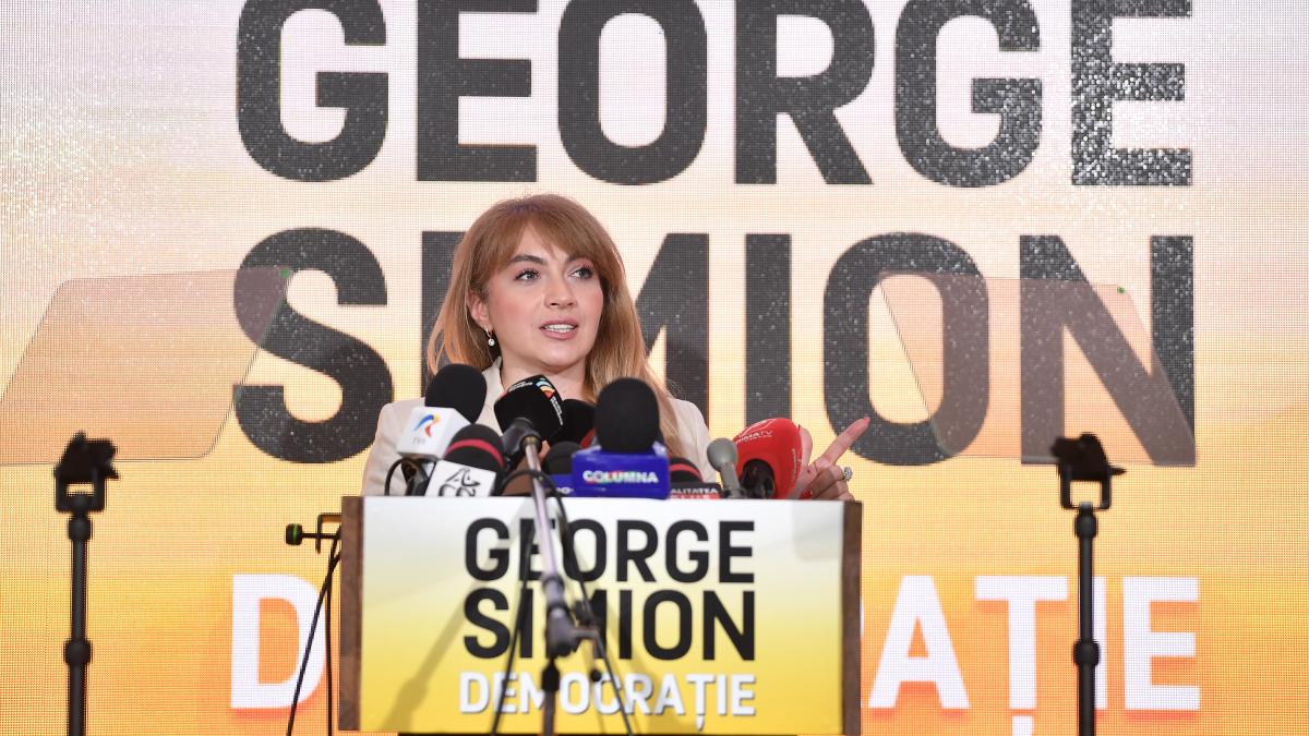 silvia uscov la o conferință de presă AUR