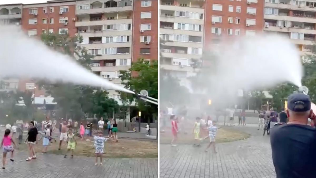 copiii au gasit antidotul pentru canicula pompierii i au stropit cu furtunul iar ei s au jucat razand sub ploaia de vara la oradea