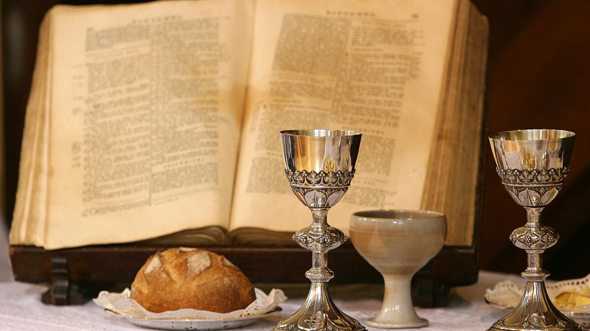 o Biblie, doua pocaluri de vin bisericesc si o paine