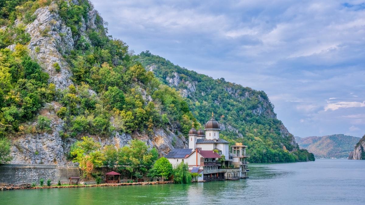mehedinti atrage din ce in ce mai multi turisti peisajele spectaculoase si patrimoniul istoric ii cuceresc pe vizitatori