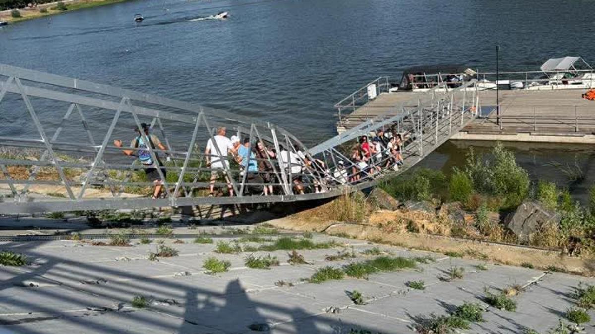 pasarelă către ponton ruptă