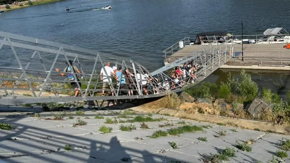 o pasarela s a rupt chiar la inaugurarea portului turistic calarasi un copil si doi adulti au fost raniti