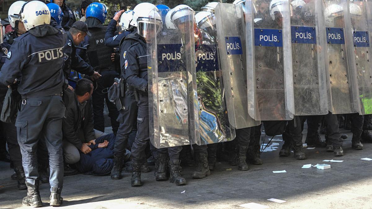 tensiuni in turcia inaintea summitului nato sute de oameni arestati jurnalistii care l critica pe erdogan n au primit acreditare