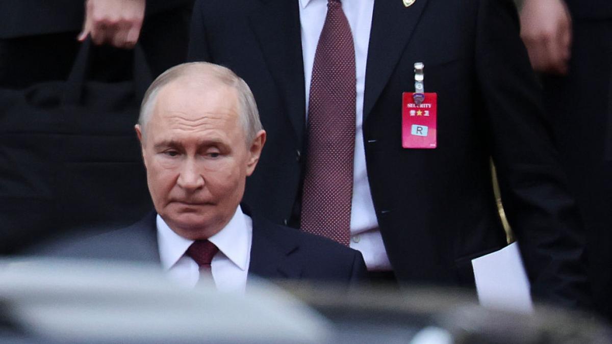 Vladimir Putin în fața mașinii