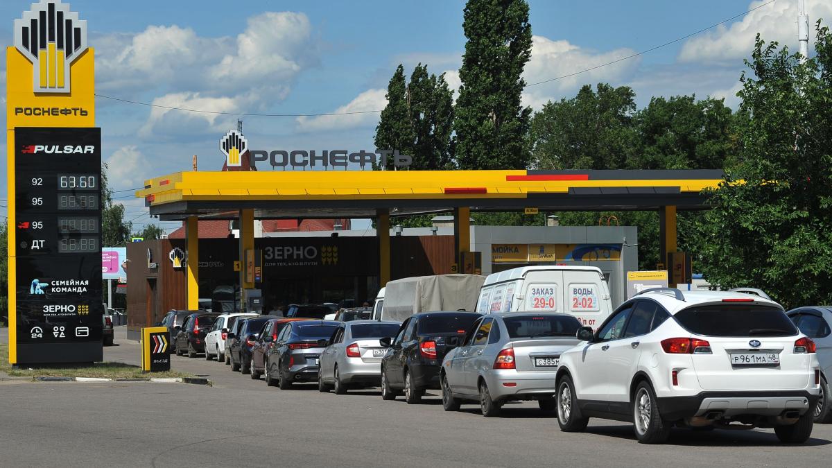 criza benzinei din rusia se agraveaza kremlinul a trimis politia si garda nationala sa controleze cozile uriase de la benzinarii