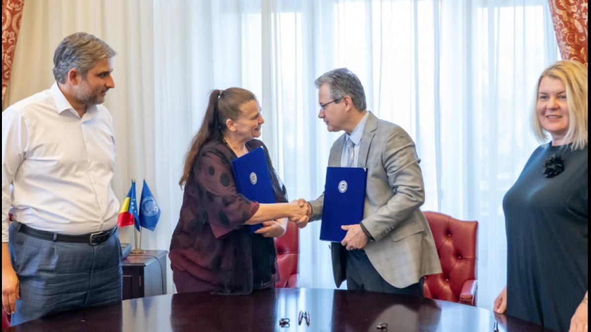 semnare contract pentru primul program de musical pentru liceeni