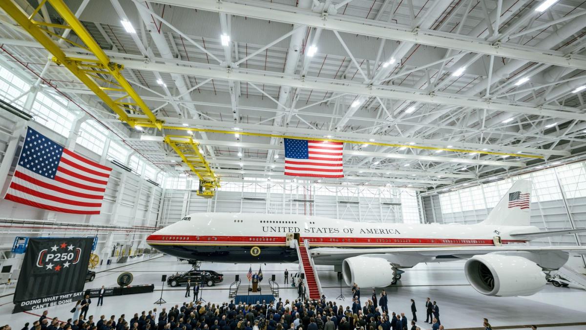 o casa alba zburatoare cu un nivel de lux nemaiintalnit pana acum trump inaugureaza noul air force one primit cadou de la qatar