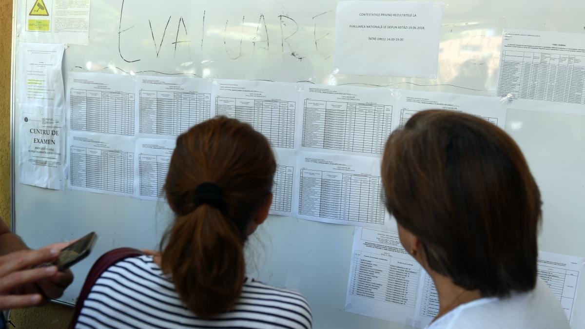 doi elevi verifica listele cu rezultatele la evaluarea nationala