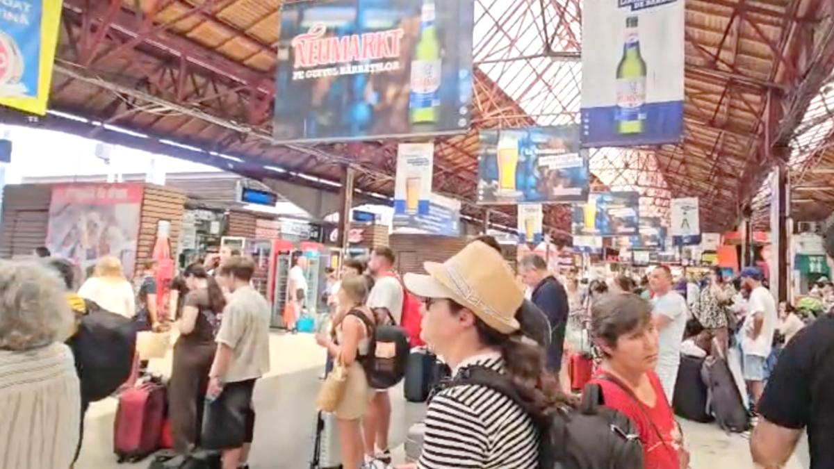e haos in mersul trenurilor dupa furtunile de cod rosu in gara de nord din bucuresti toate cursele au intarzieri sau au fost anulate