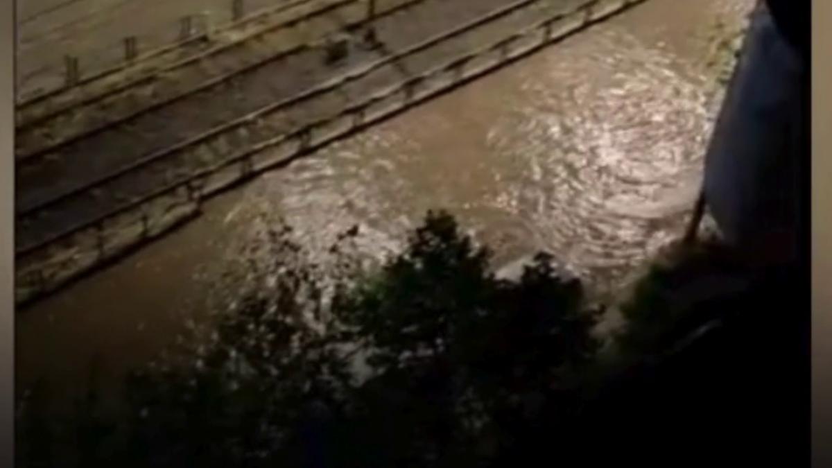 haos in capitala dupa furtuna din timpul noptii au fost 1 000 de apeluri la isu strazi inundate circulatia tramvaielor e afectata