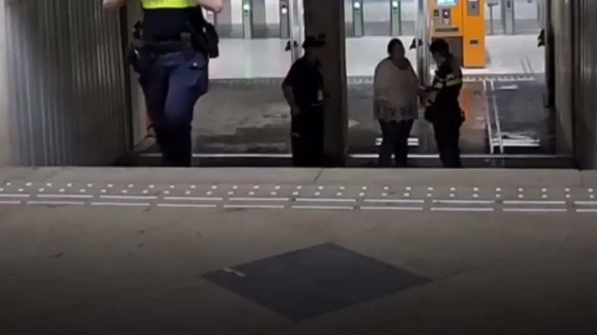statia de metrou universitate a fost inchisa dupa un incendiu in subteran a izbucnit focul chiar in fata trenului