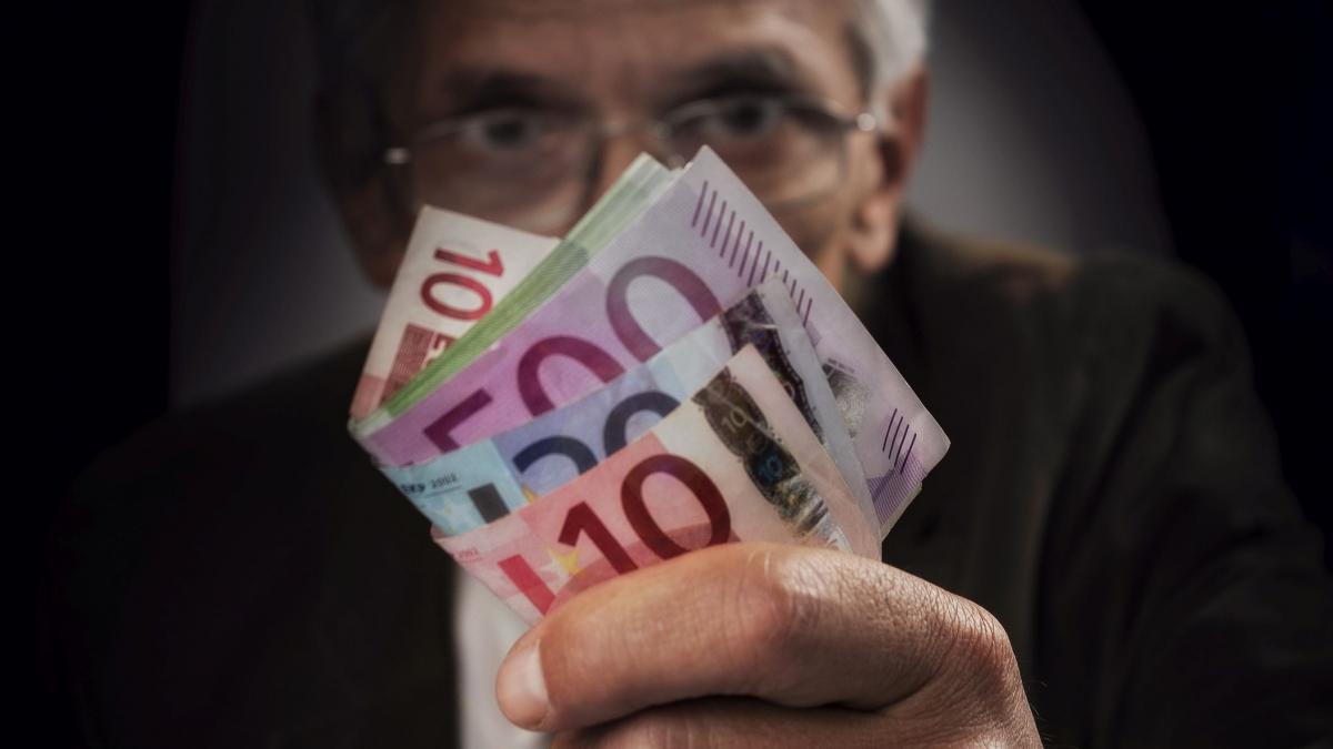 un milionar i a dat nepotului preferat bani pentru casa si nunta de lux apoi l a dat in judecata si i a cerut inapoi 1 000 000 de euro
