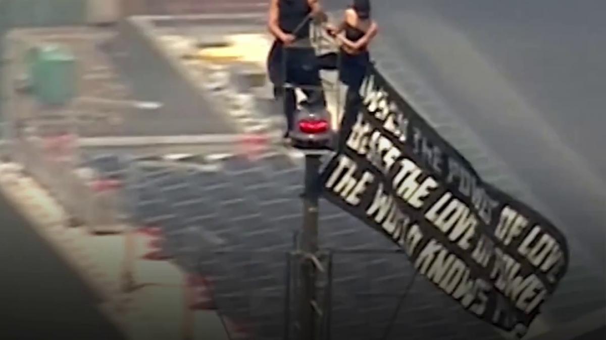 doi tineri au escaladat empire state building pentru o cerere in casatorie si au afisat un banner
