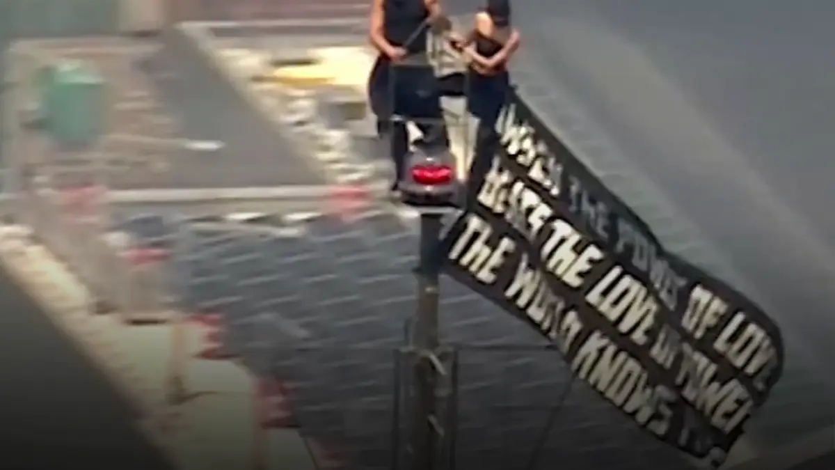 doi tineri au escaladat empire state building pentru o cerere in casatorie si au afisat un banner