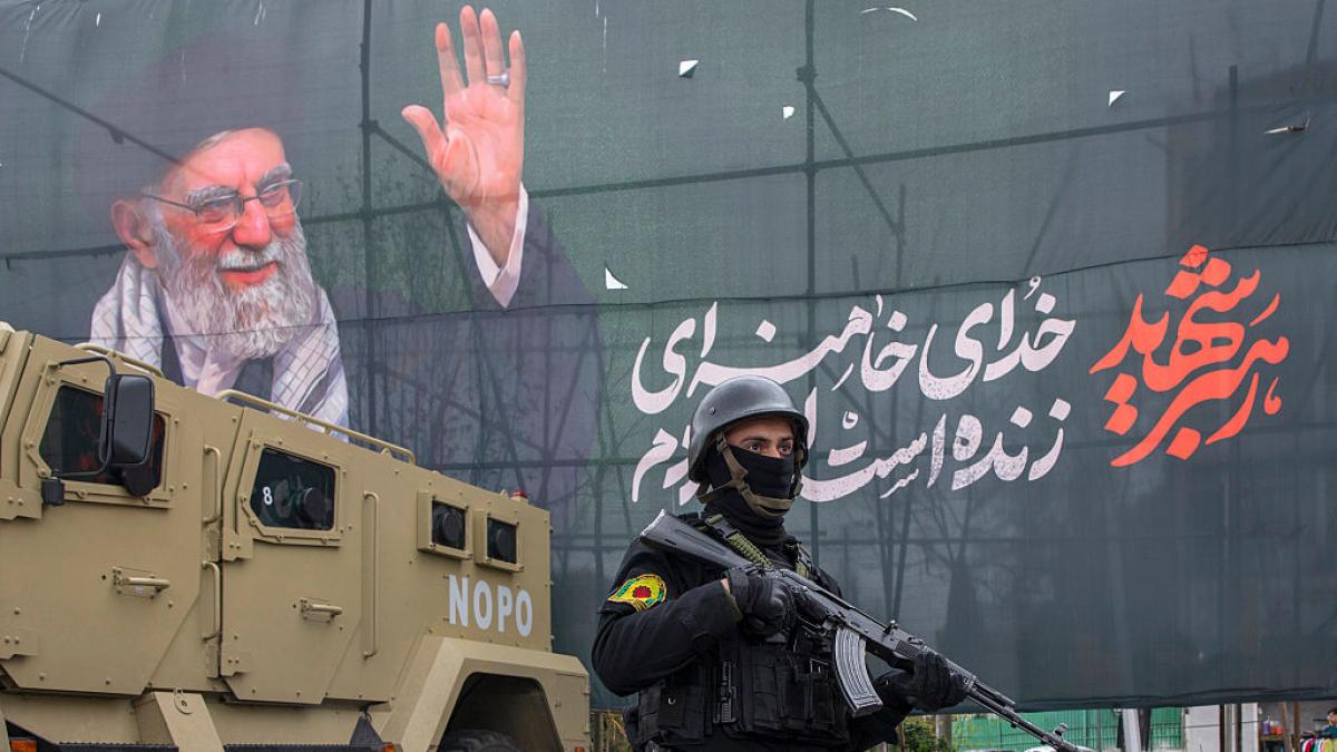 poza - Portret al fostului lider iranian Ali Khamenei, afișat pe un banner pe 28 martie 2026, la Teheran.