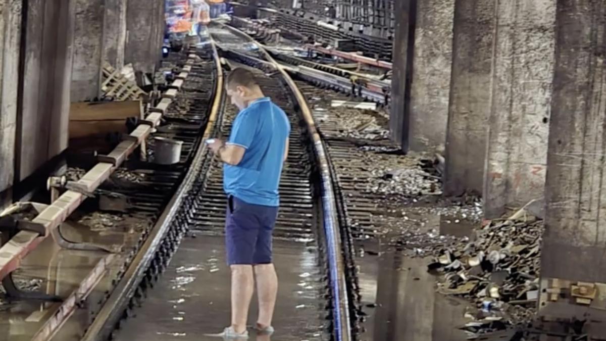 ministru interimar transporturi radu miruta picioare in apa inundatii statie metrou victoriei bucuresti