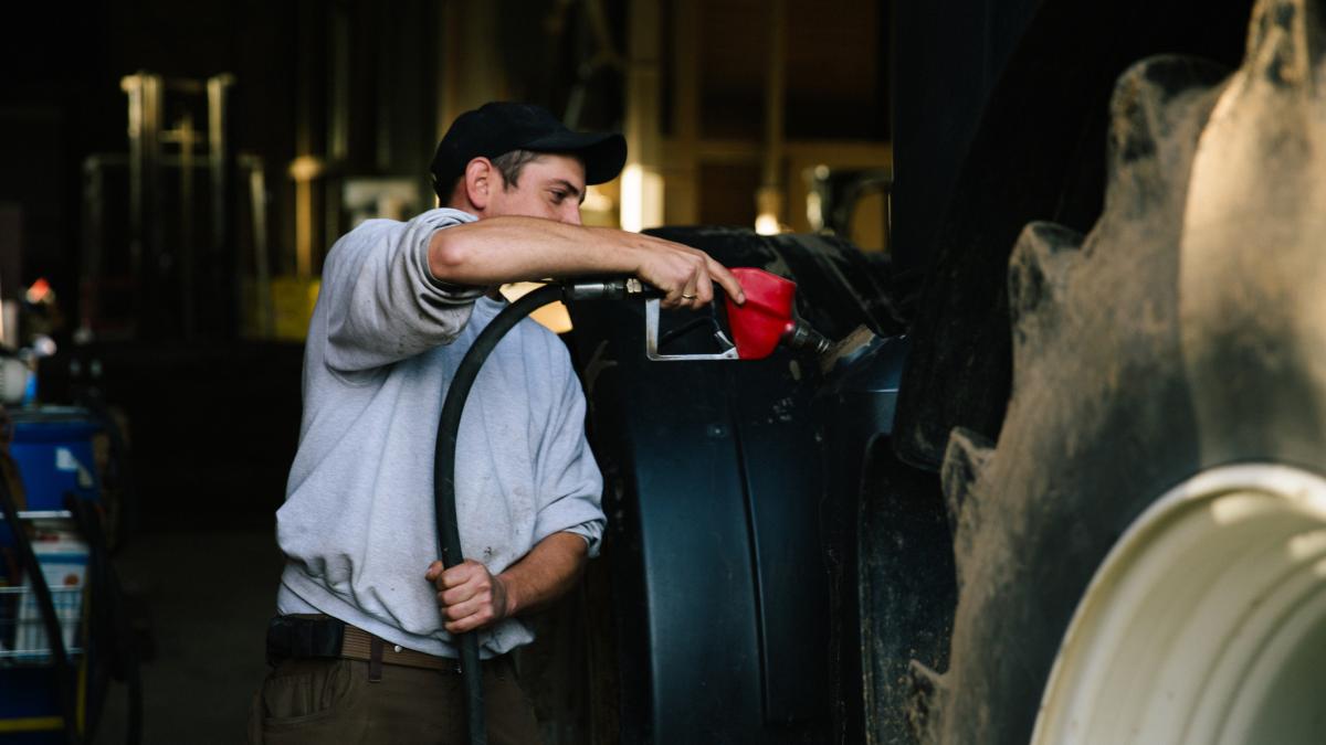 fermier pune motorină într-un tractor