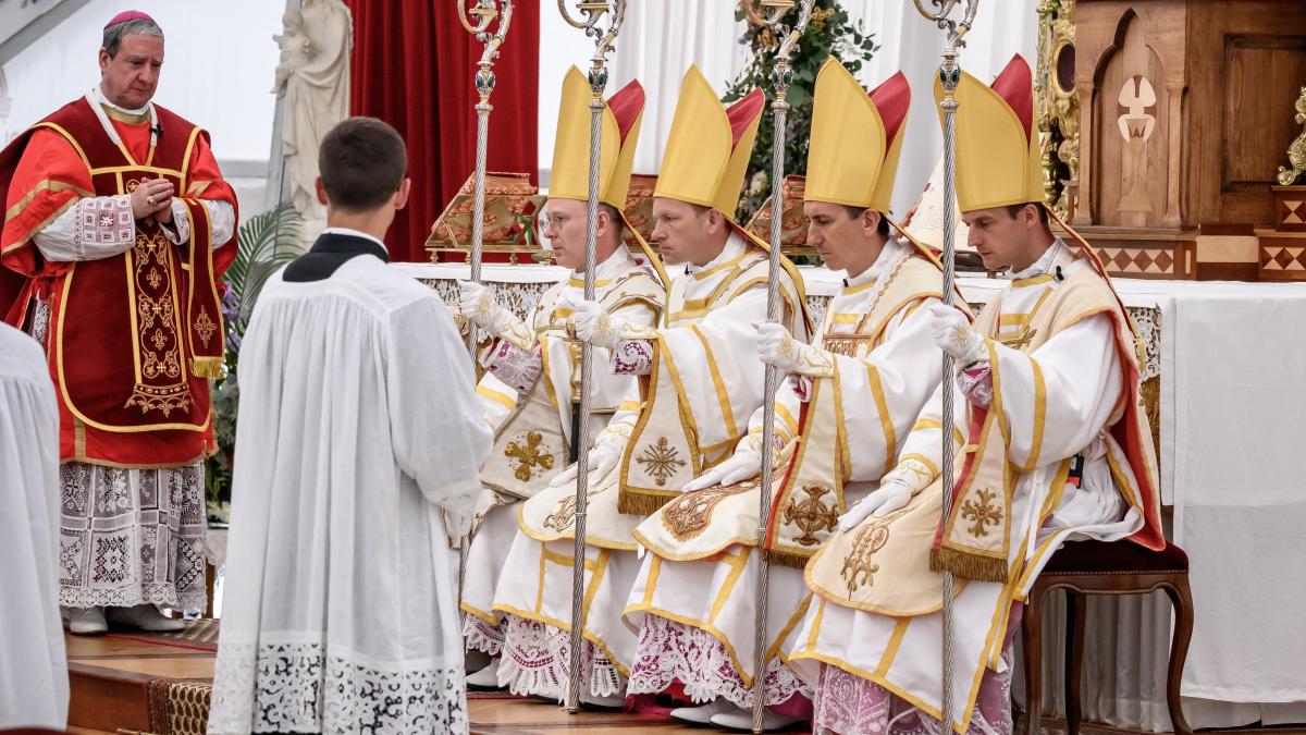 episcopii hirotoniți de SSPX