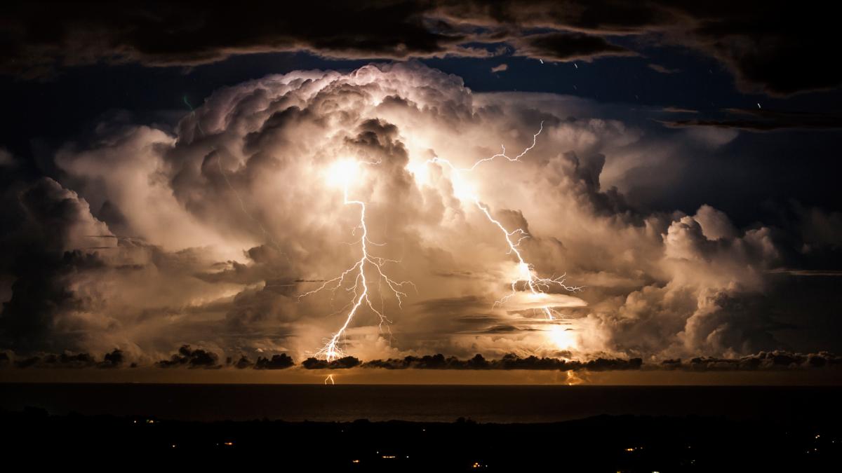 avertizare meteo imediata de la anm cod portocaliu de vijelii cu averse torentiale si grindina lista localitatilor lovite de furtuni