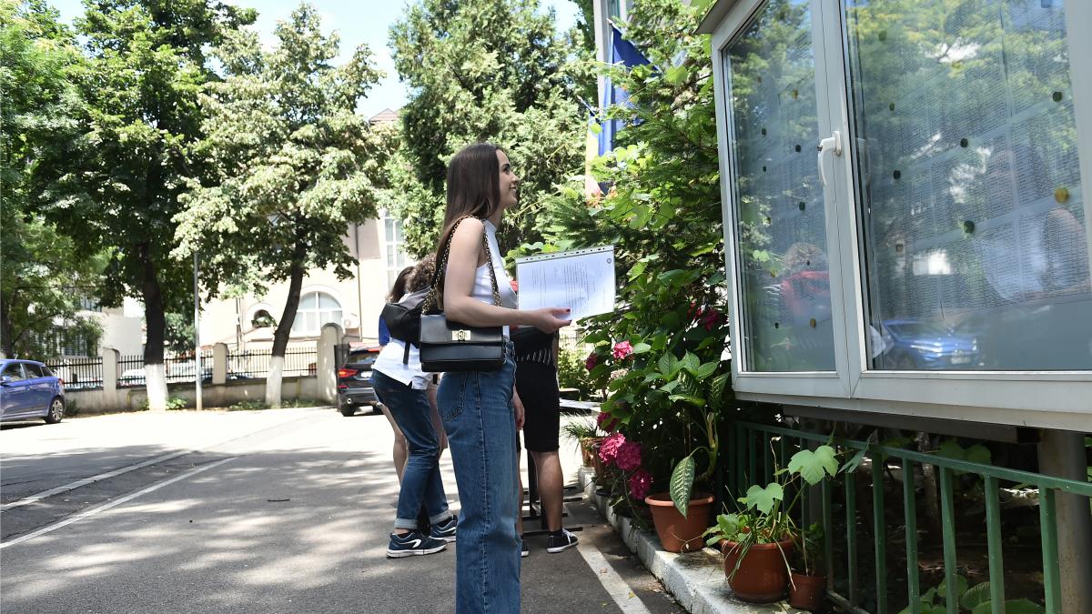 o eleva isi verifica rezultatele la avizierul scolii
