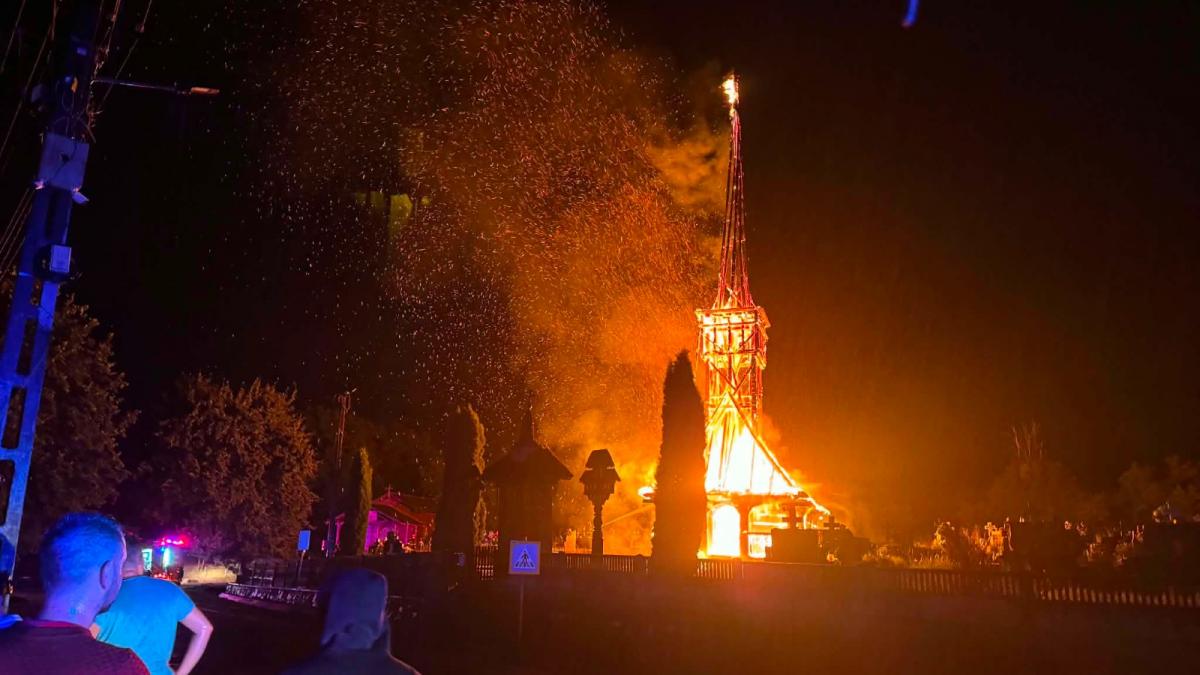 o biserica de lemn din maramures veche de peste 300 de ani a ars in intregime era monument istoric