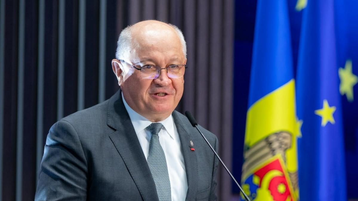 prim ministrul republicii moldova alexandru munteanu si a dat demisia el a facut anuntul printr o postare pe facebook