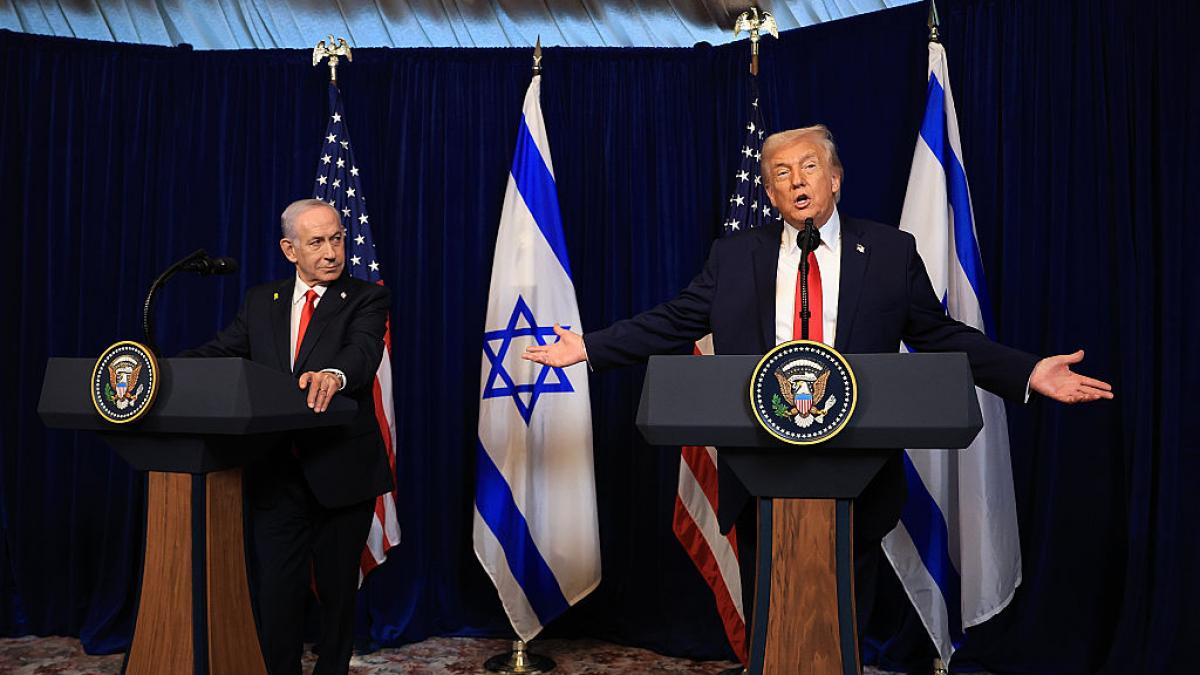 poza in care apare Benjamin Netanyahu, prim-ministrul Israelului, alături de Donald Trump, preşedintele Statelor Unite ale Americii. Sursa foto: Getty Images