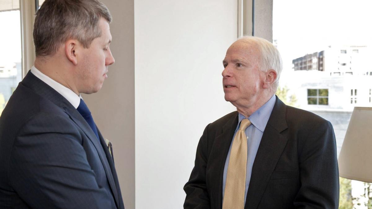 catalin predoiu publica o poza cu john mccain vin mari schimbari vremea cand romania conta pentru sua doar geografic au trecut