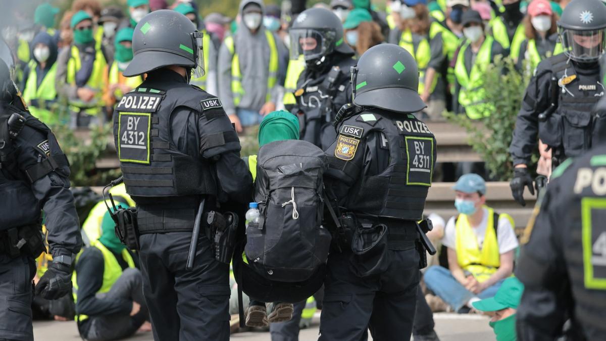 conferinta extremistilor afd scoate mii de protestatari in strada in germania oamenii au blocat strazile politia intervine