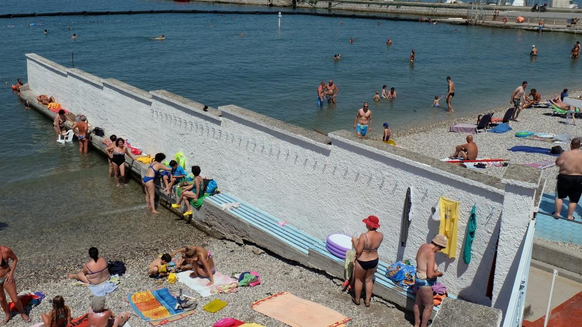 destinatia de vacanta din europa unde barbatii si femeile fac plaja despartiti de un zid inalt de trei metri
