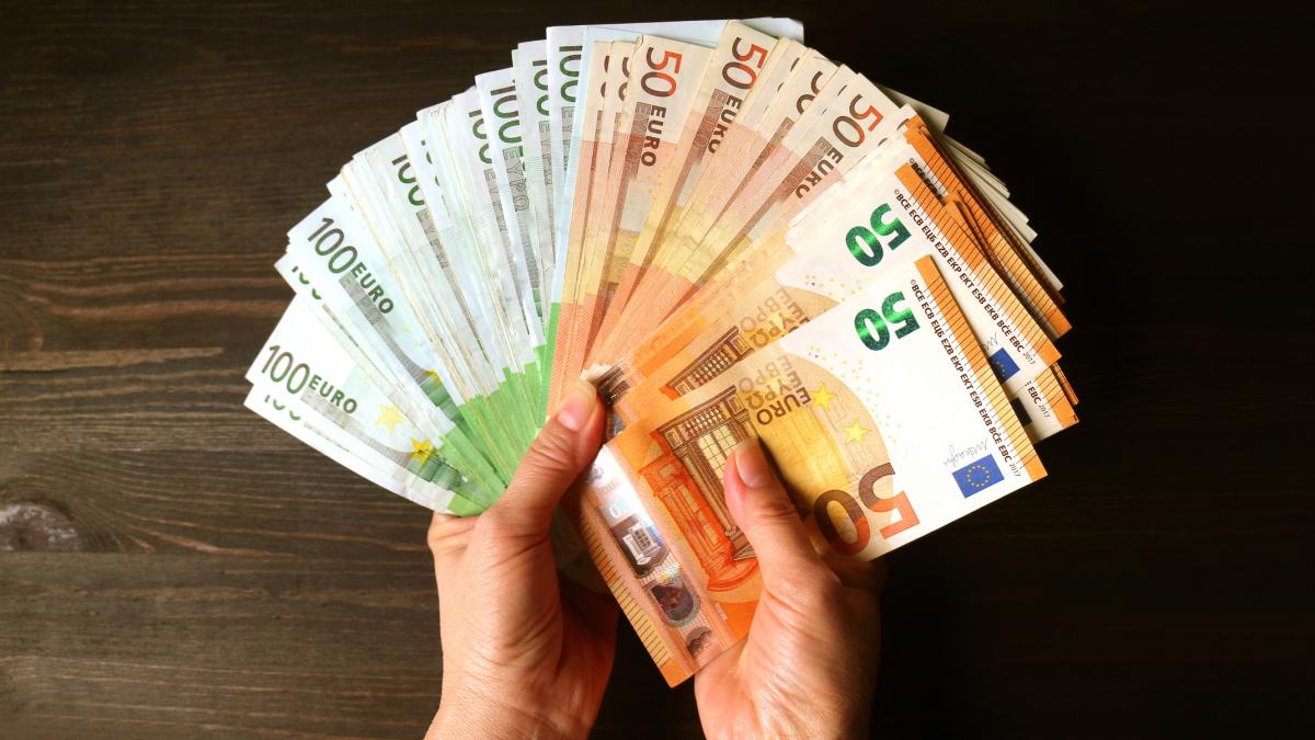 poza in care apar mâinile unei femei care tine mai multe bancnote de euro 