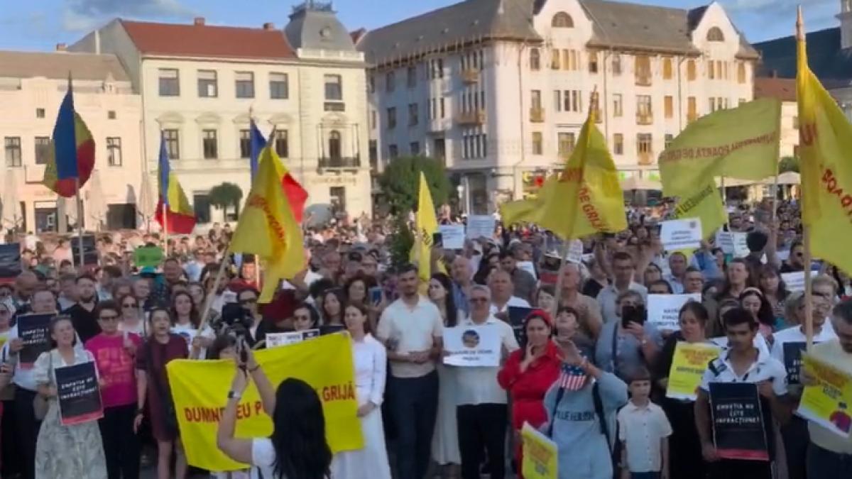 cateva mii de oameni au iesit in strada la oradea pentru sustinerea lui viorel pasca binele nu trebuie pedepsit