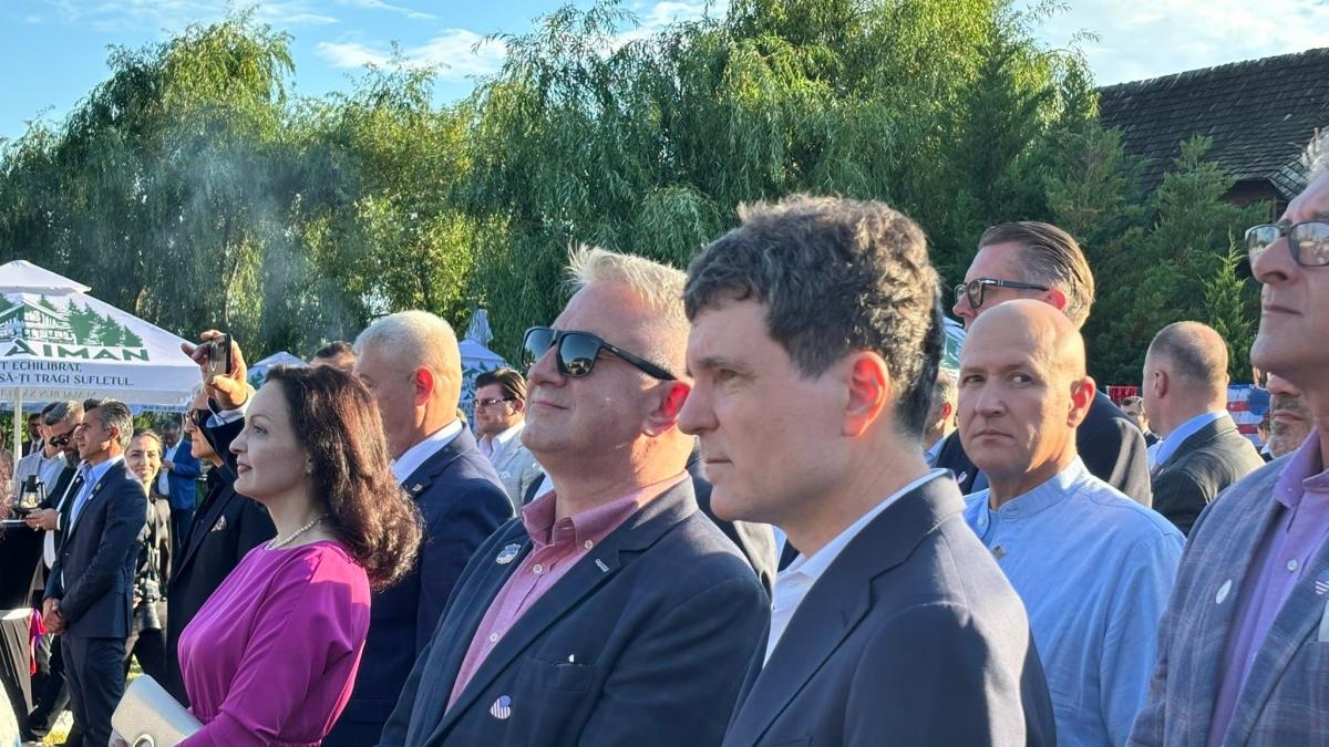 imagini cu presedintele nicusor dan la un eveniment de ziua independentei statelor unite la snagov
