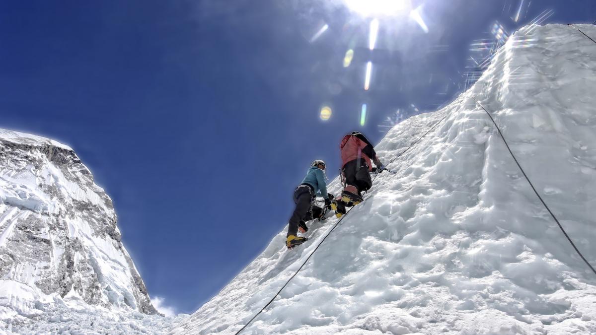 alpinisti care urca muntele everest