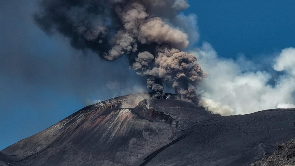 norul de cenusa vulcanica deasupra muntelui etna a ajuns la 1 5 kilometri inaltime spatiul aerian deasupra siciliei a fost inchis