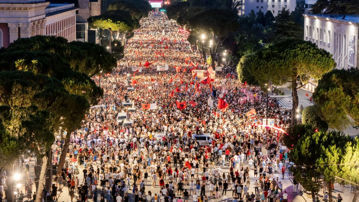 nou val de proteste in albania in revolutia flamingo zeci de mii de oameni in strada impotriva guvernului si familiei trump