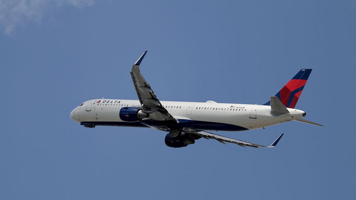 un avion delta a fost lovit de un foc de artificii in timp ce ateriza pe un aeroport din chicago am auzit bubuitura in avion