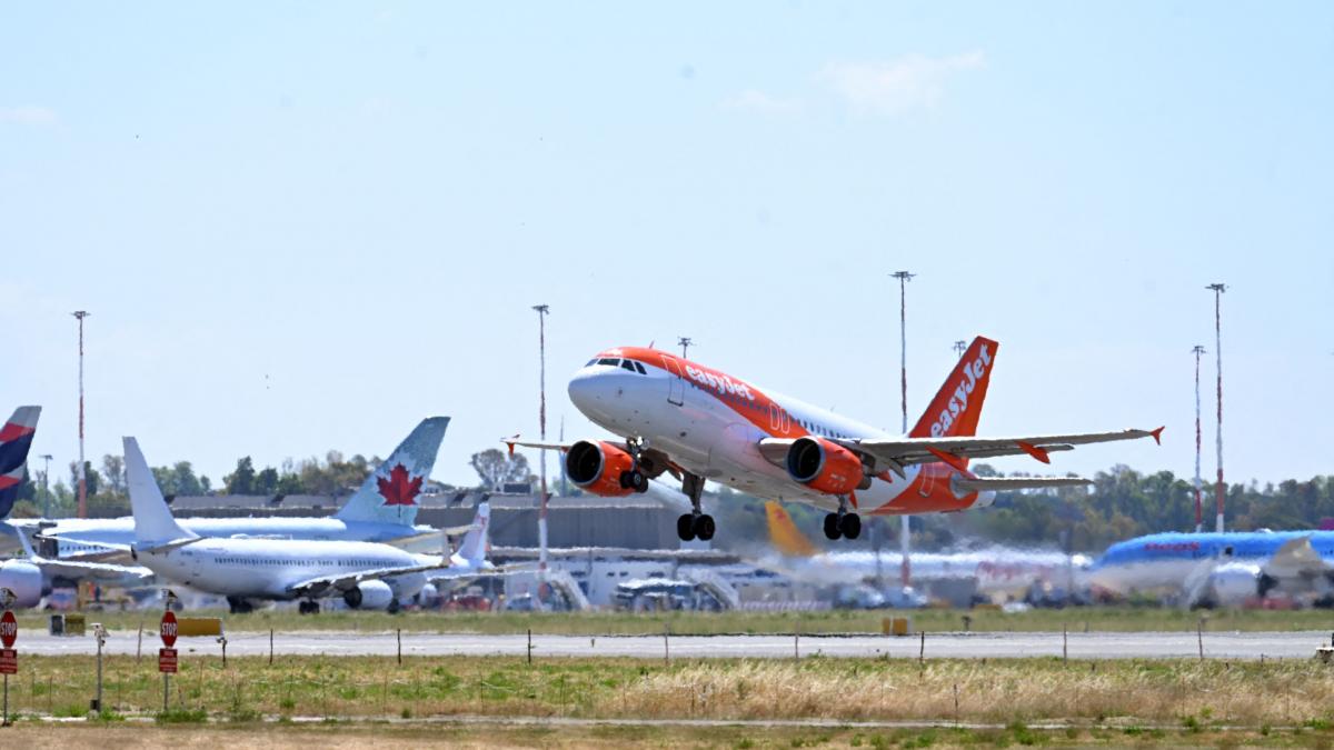 a doua cea mai mare companie aeriana low cost din europa trece sub control american easyjet a acceptat o oferta de 6 miliarde de euro