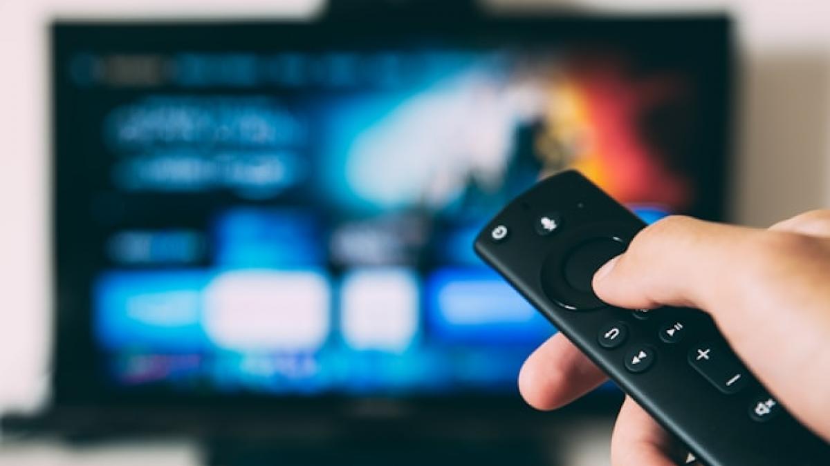 mana-care-apasa-un-buton-de-la-telecomanda-televizorului