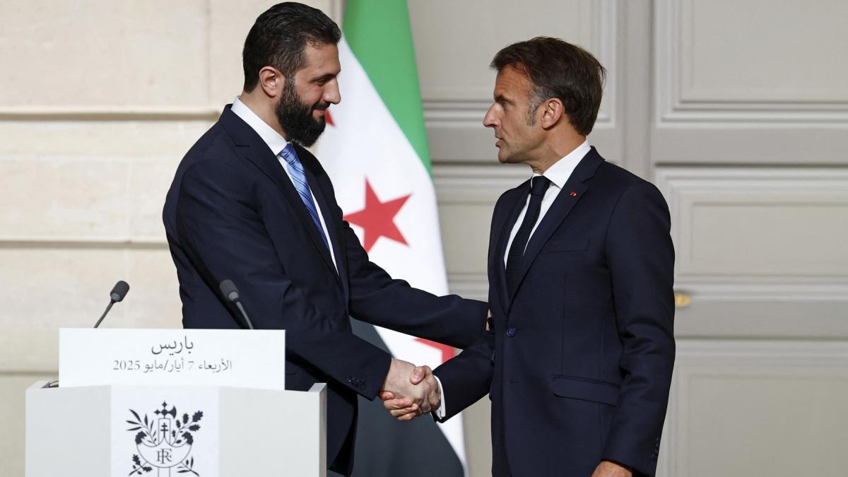 emmanuel macron a ajuns in siria el face prima vizita a unui lider occidental in aceasta tara dupa rasturnarea regimului assad