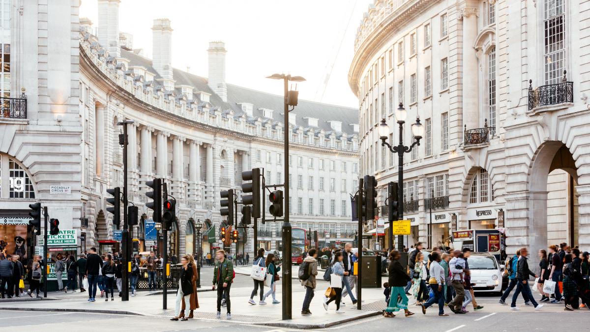 oameni care se plimba pe strada la Londra