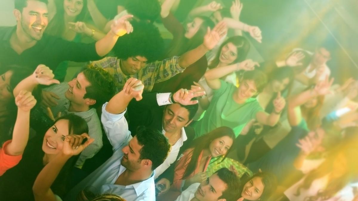 tineri din generatia z practica un nou tip de clubbing mai apropiat de rugaciune decat de petrecere