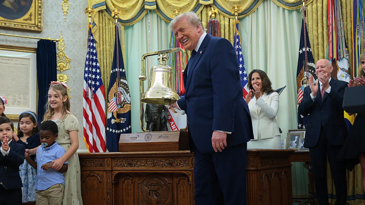 trump a sunat clopotelul bursei de valori din new york pentru a marca prima zi de tranzactionare a conturilor trump