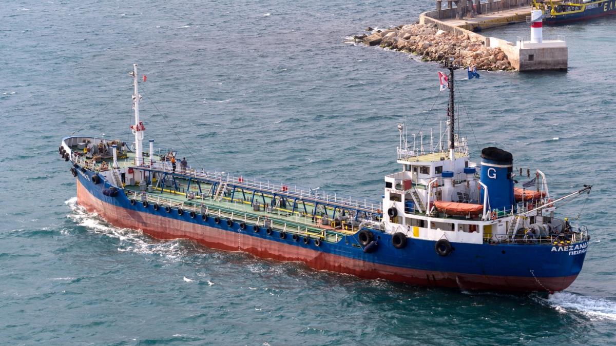 aproape 4 miliarde de dolari atat au castigat armatorii greci din transportul de petrol rusesc in ultimii trei ani