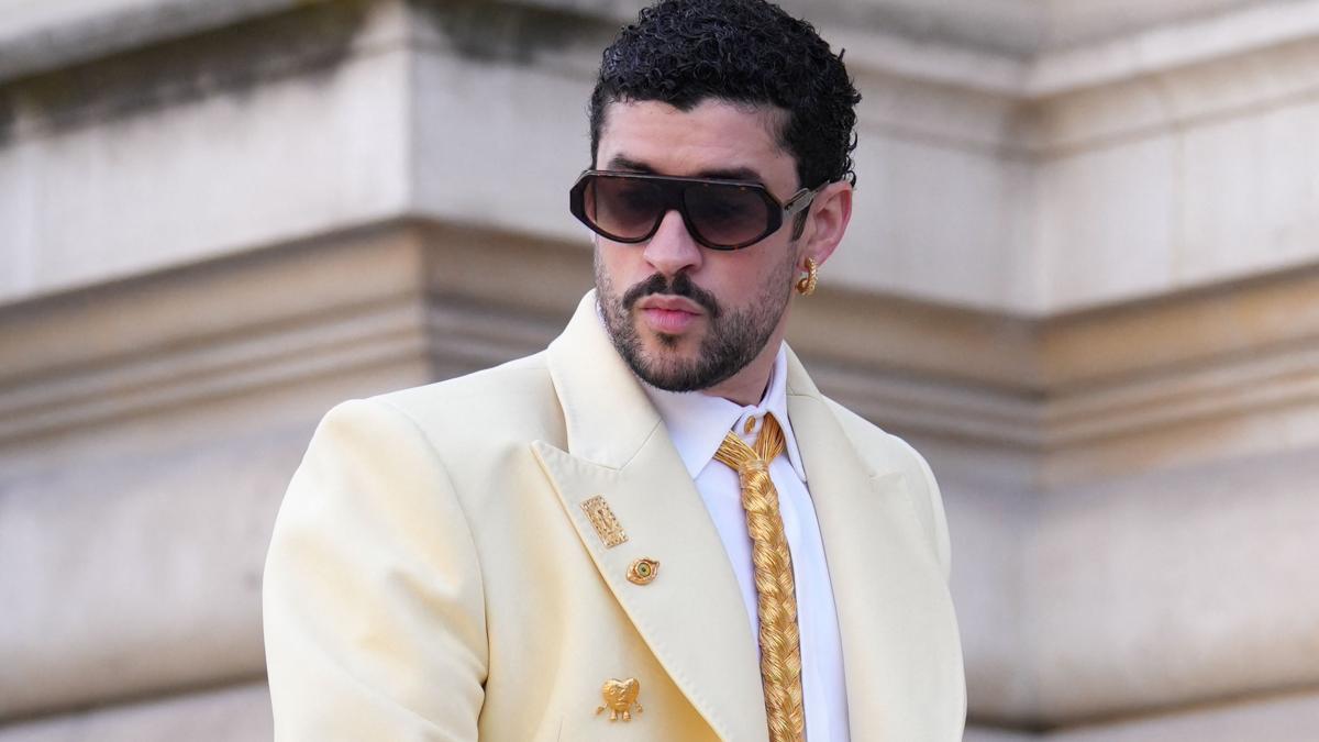 Bad Bunny la defilarea de moda Schiaparelli de la Paris
