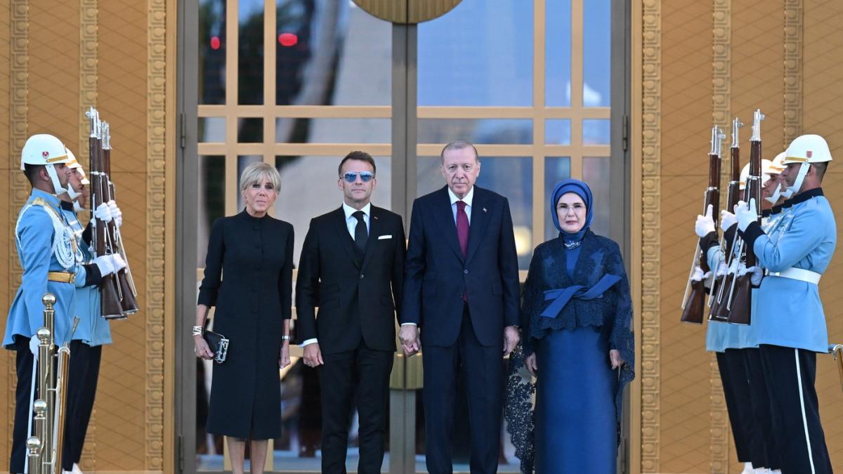 celebrii ochelari de soare aviator ai lui macron au aparut si la summitul nato