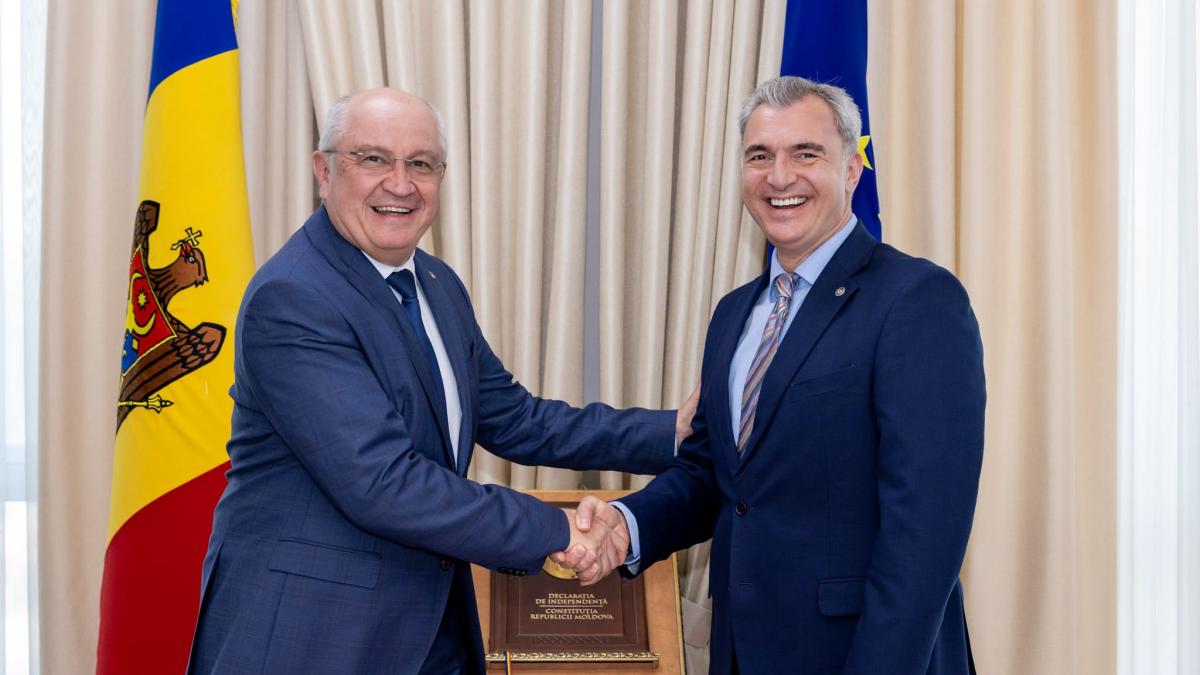 eugen osmochescu a fost numit premier interimar al republicii moldova dupa demisia lui alexandru munteanu