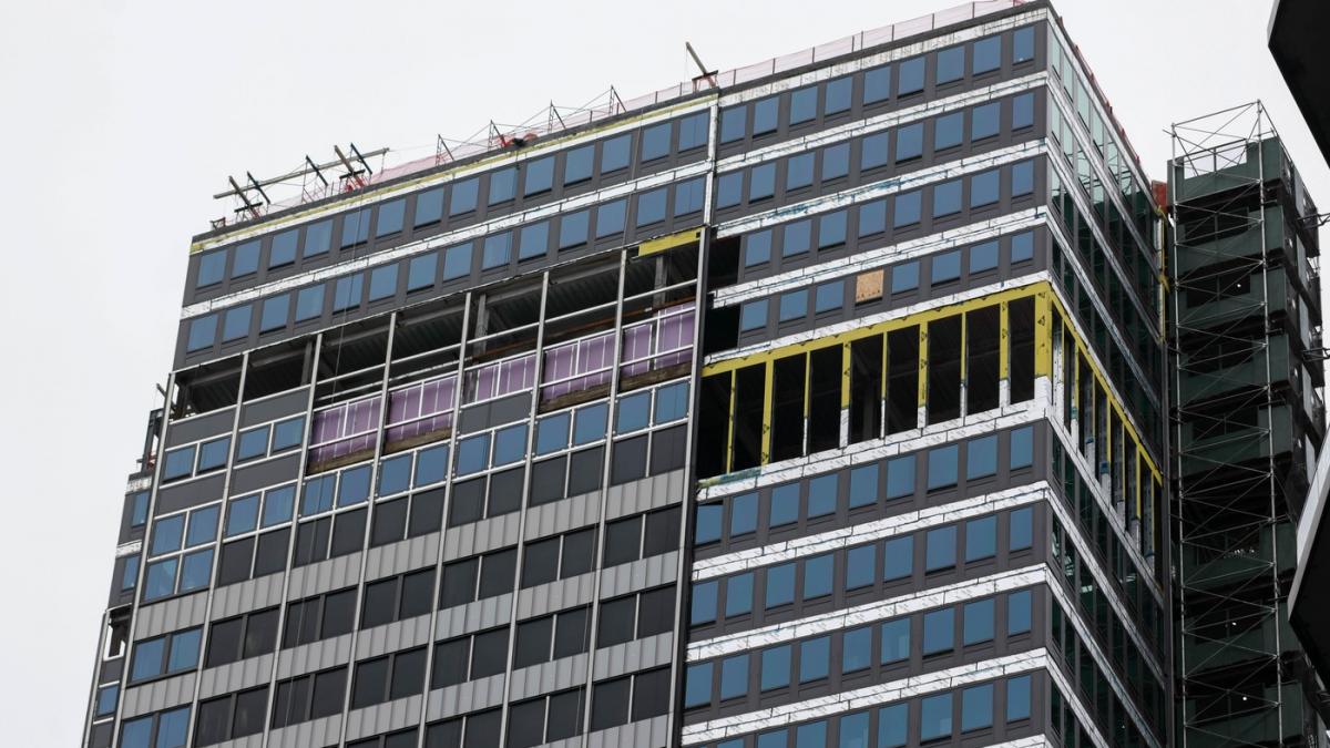 fostul sediu al pfizer din new york un zgarie nori de 33 de etaje este in pericol de prabusire zona a fost evacuata